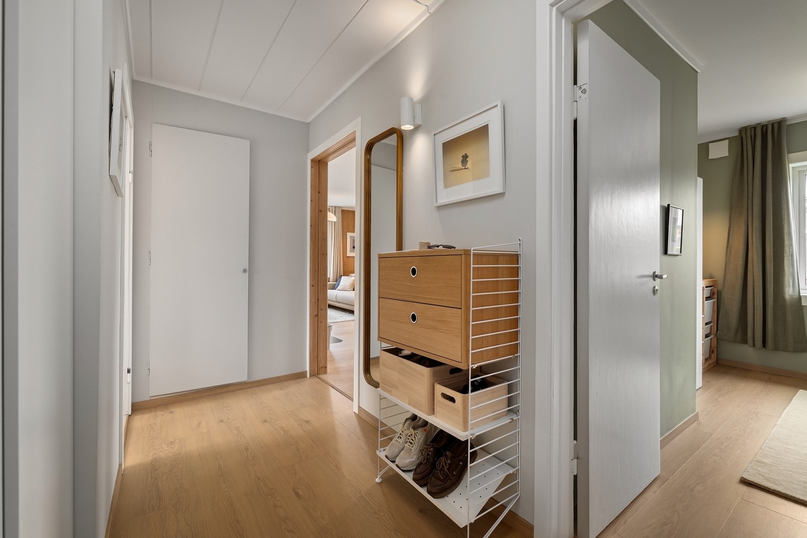 Det første som møter deg er en lys og luftig entré, som gir et godt førsteinntrykk av leiligheten Galleribilde