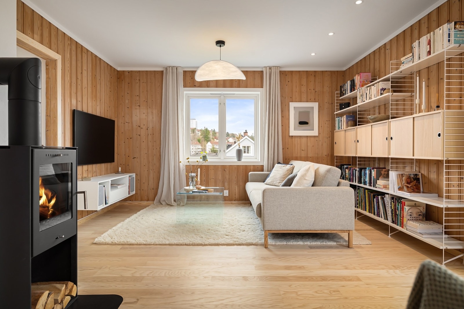 Det er montert downlights med dimming i del av himlingen som gir et lunt lys Galleribilde
