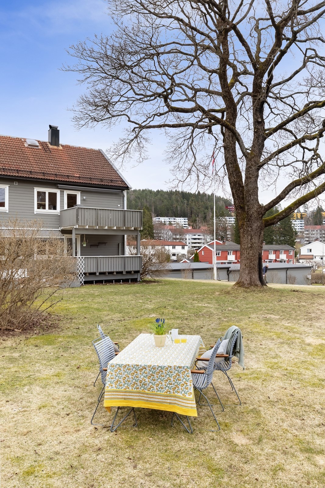 Fellesareal med sjarmerende frukttrær, opparbeidet plen, hellelagte plattinger og flott beplanting. Galleribilde