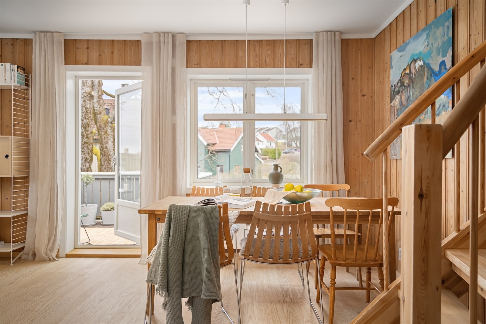 Balkongen fungerer fint som en forlengelse av stuen på sommerhalvåret Galleribilde