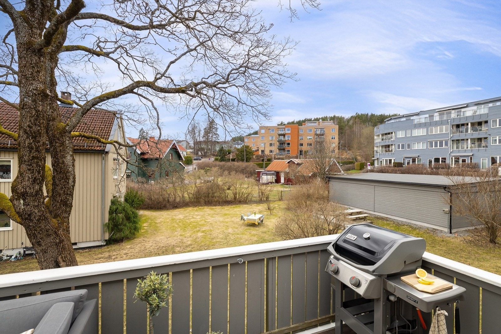 I følge eier er solen her fra ca. 11-19.30 (treet foran gir skygge midt på dagen frem til ca.15/16) Galleribilde