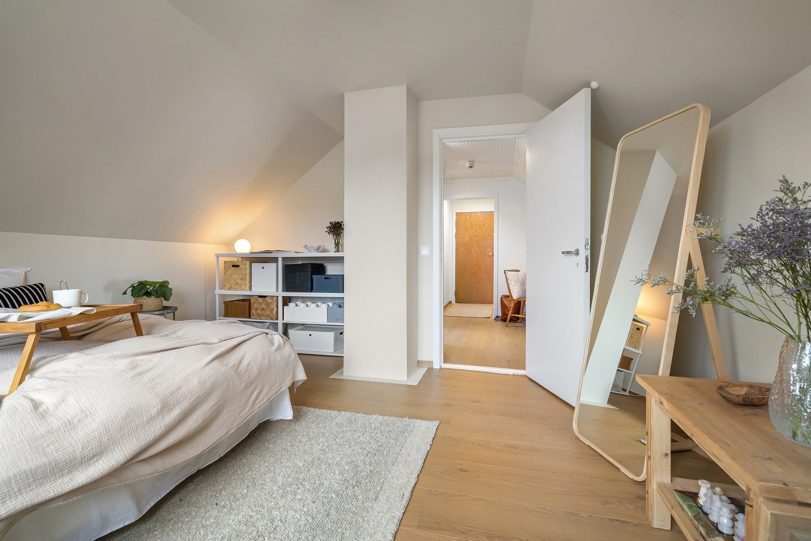 God plass til sofa og tv-seksjon om man heller ønsker en ekstra tv-stue. - perfekt for storfamilien med ungdommer i hus som trenger to stuer! Galleribilde