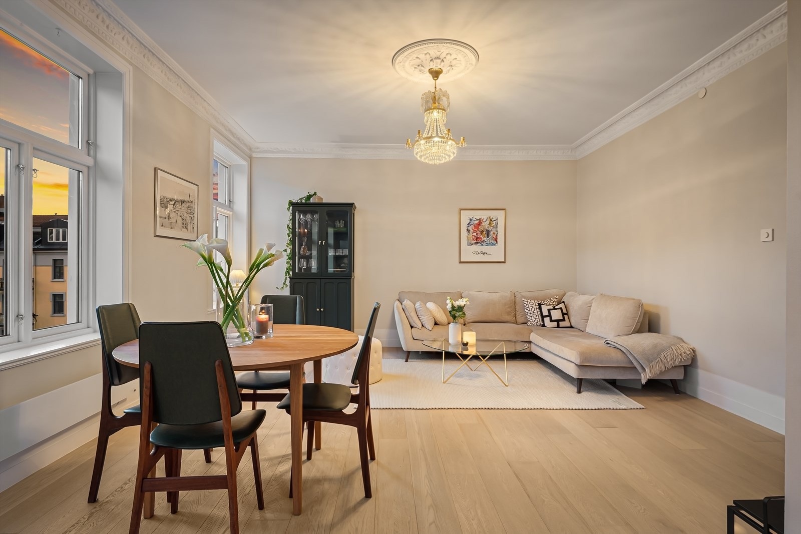 Stuen byr på flere møbleringsmuligheter og gir et naturlig samlingspunkt for familie og venner. Galleribilde