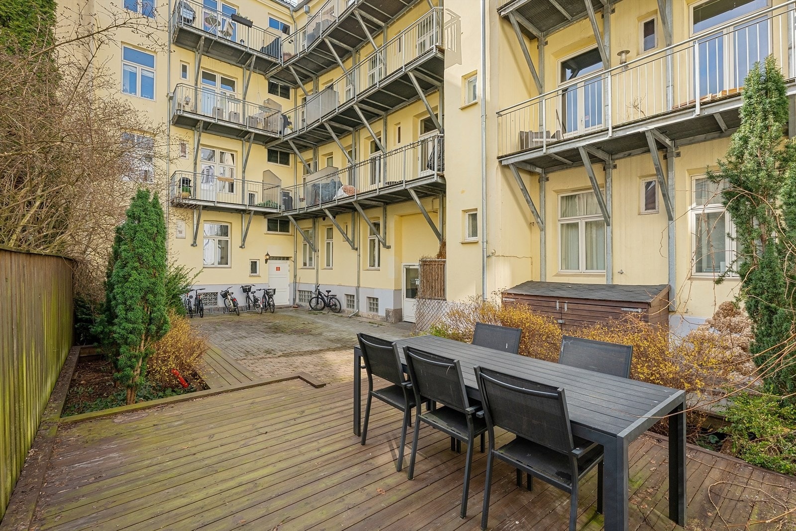 Bakgård med hyggelige fellesområder og grøntområder til glede for sameiets beboere. Galleribilde