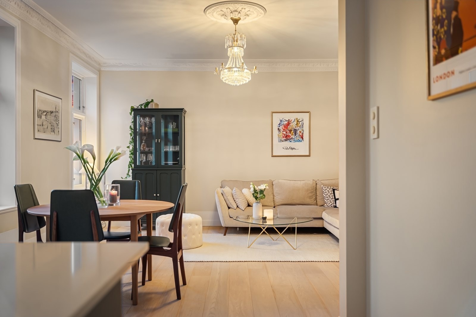 Leiligheten har klassiske detaljer som rosett og stukkatur, samt en generøs takhøyde på 2,84 m. Galleribilde