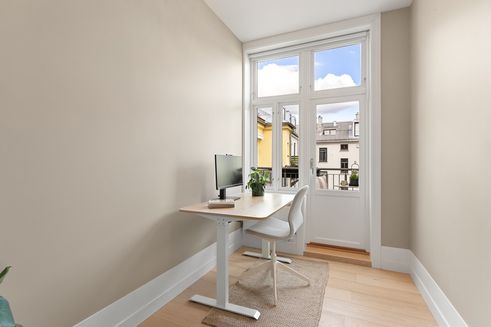 Soverom 2 vender inn mot rolig bakgård med utgang til balkong. Det er god plass til seng i tillegg til allerede innebygget garderobeskap. Galleribilde