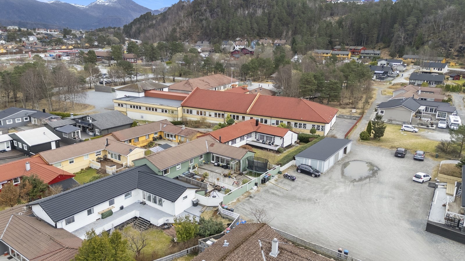 Kort veg til butikker, busshaldeplass og turmoglegheiter Galleribilde