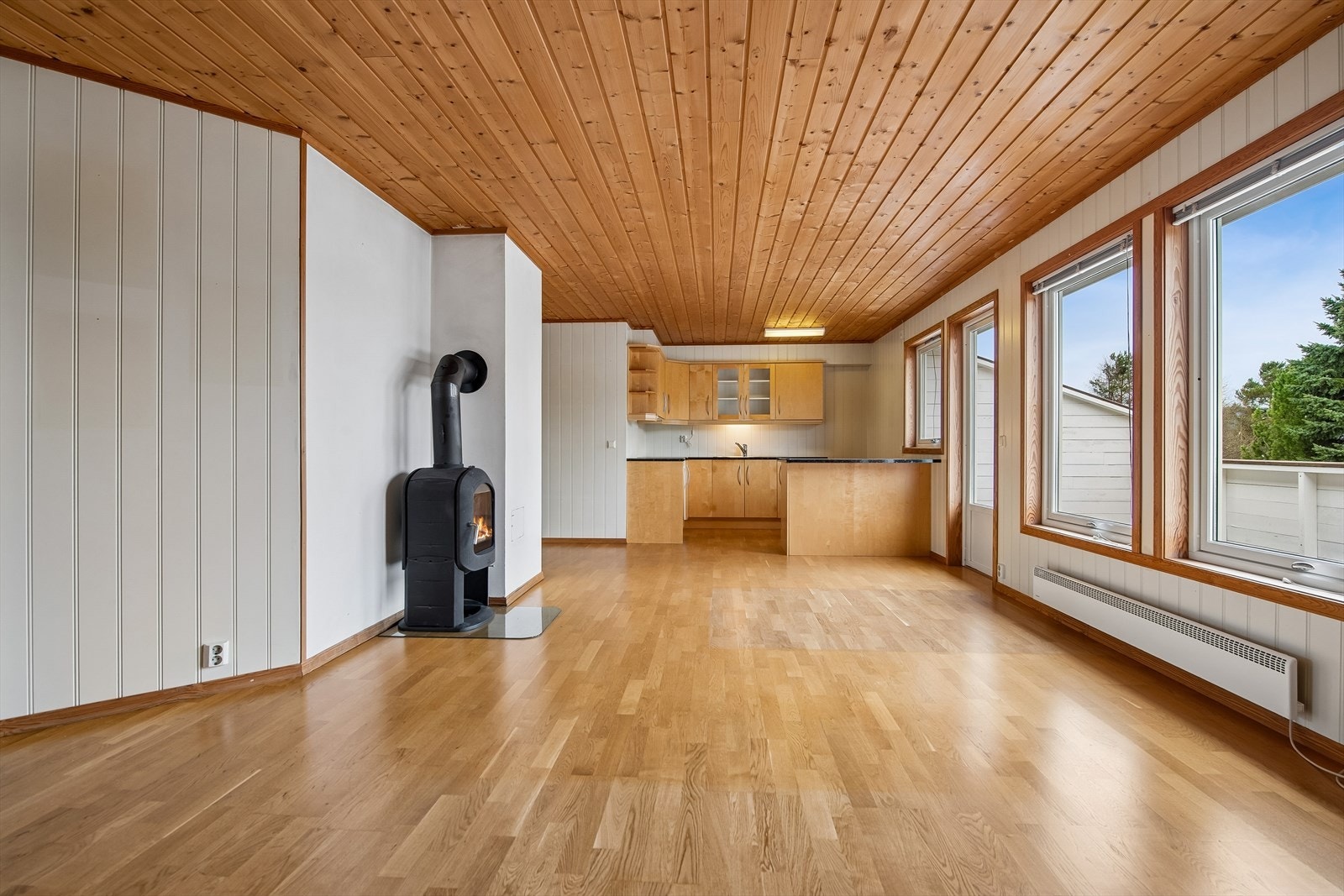En gjennomgående leilighet på 68 m² med åpen stue- og kjøkkenløsning som gir en sosial og luftig atmosfære. Galleribilde