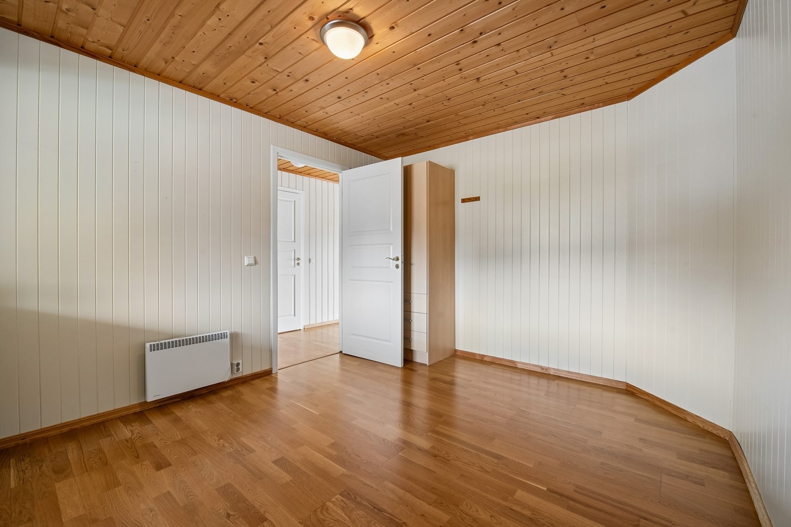 Hovedsoverom med god plass til dobbeltseng og garderobeløsning. Galleribilde