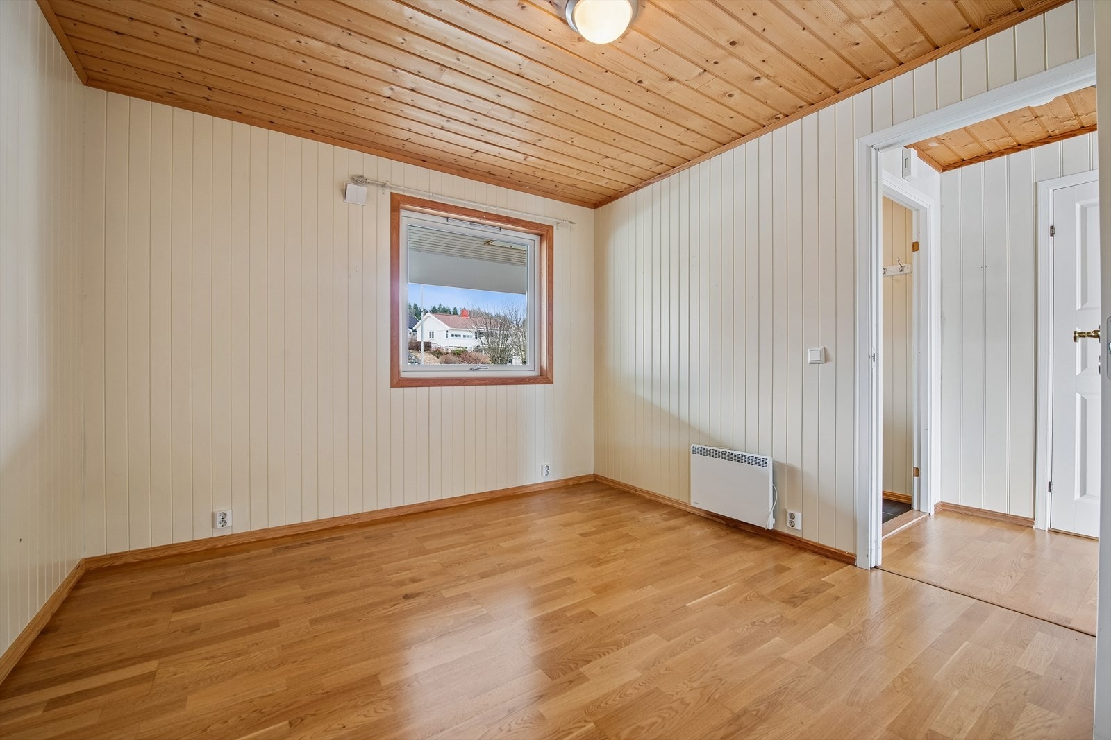 Gjennomgående materialvalg med parkett på gulv og panelplater på veggene. Galleribilde