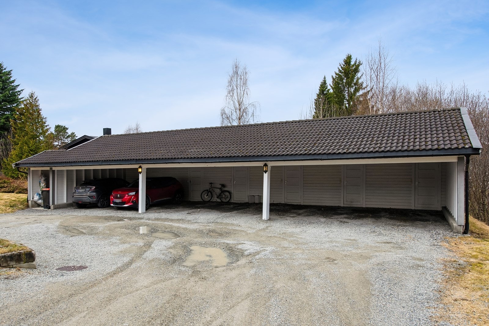 Til leiligheten hører en fast biloppstillingsplass og en sportsbod på 5 m² i felles carportanlegg. Galleribilde