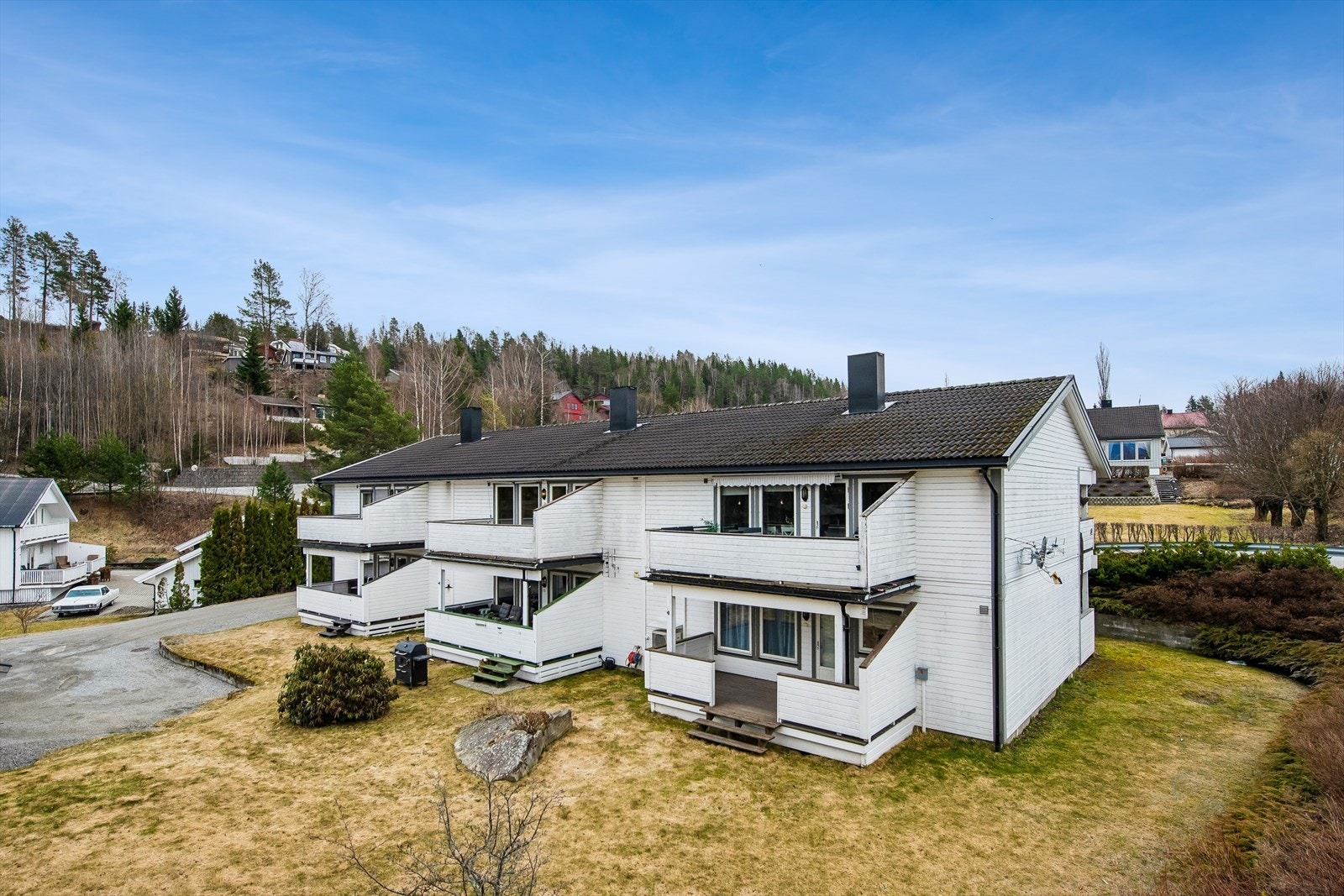 Leiligheten ligger i andre etasje i et veletablert boligområde med kort vei til skoler, barnehager og turmuligheter i skog og mar Galleribilde