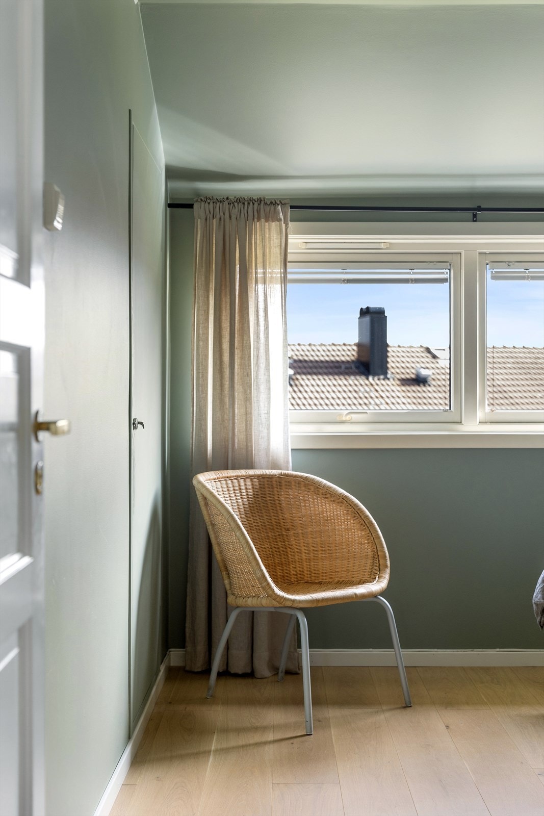 Soverommet har enstavs eikeparkett og malte veggflater. Galleribilde