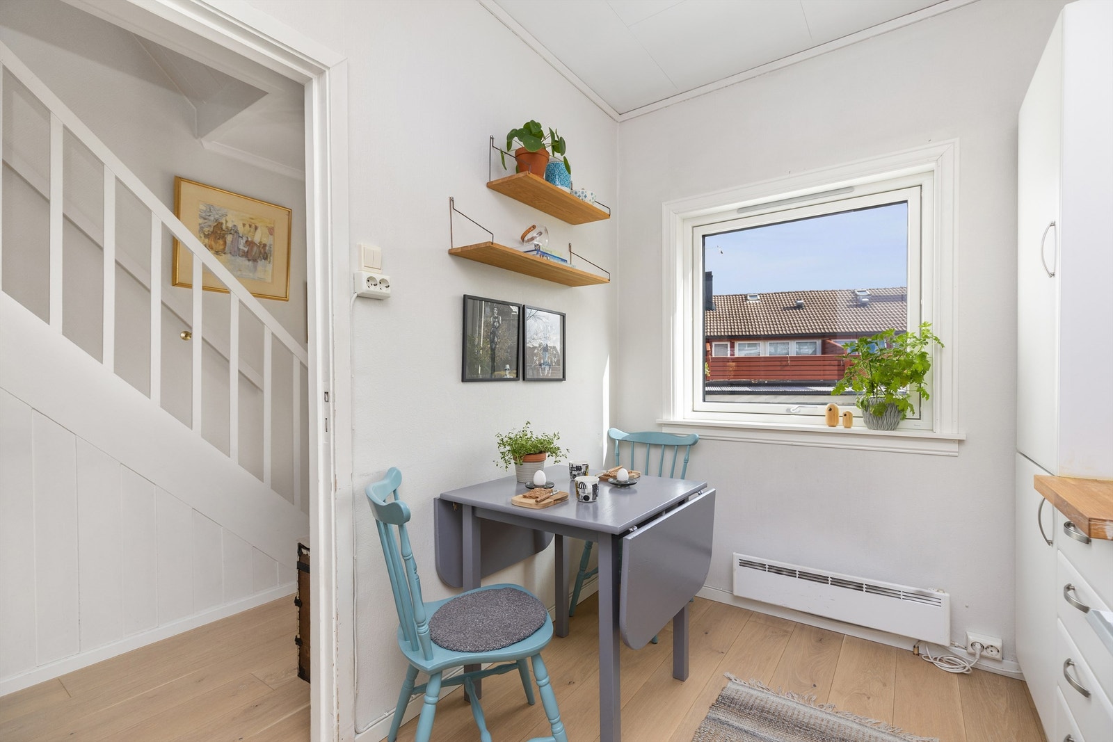 En hyggelig spiseplass ved vinduet gir rom for frokosten. Galleribilde
