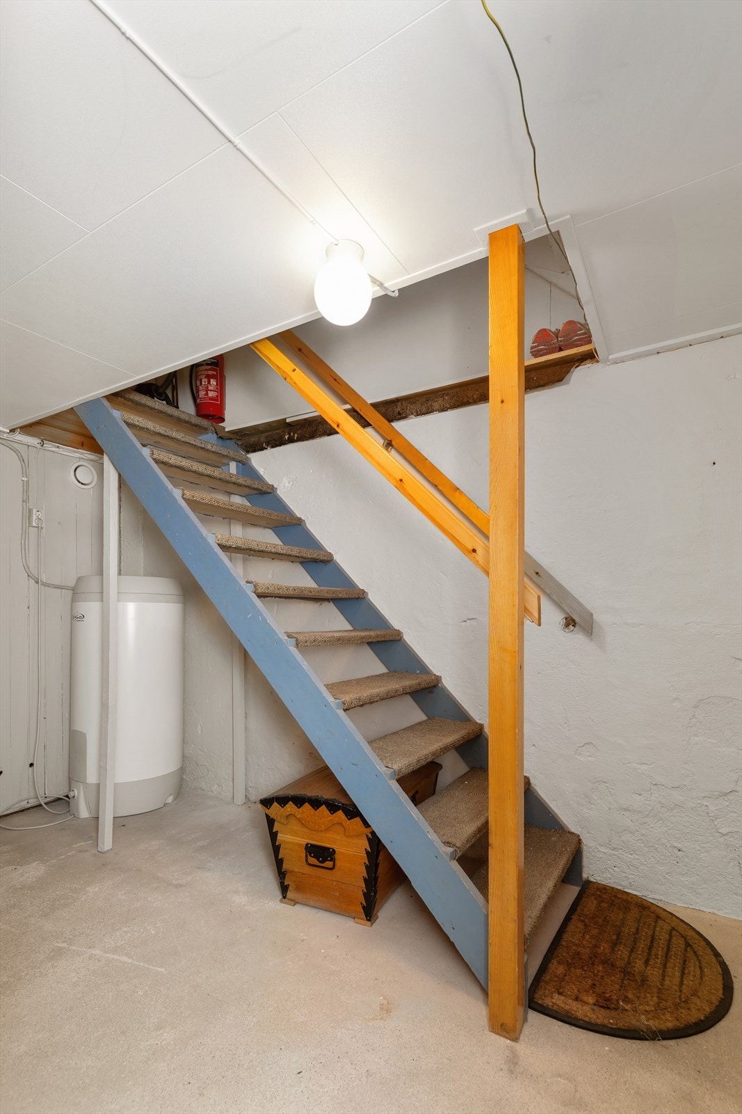 I underetasjen er varmtvannsberederen på 198 liter fra 2010 plassert under trappen. Galleribilde