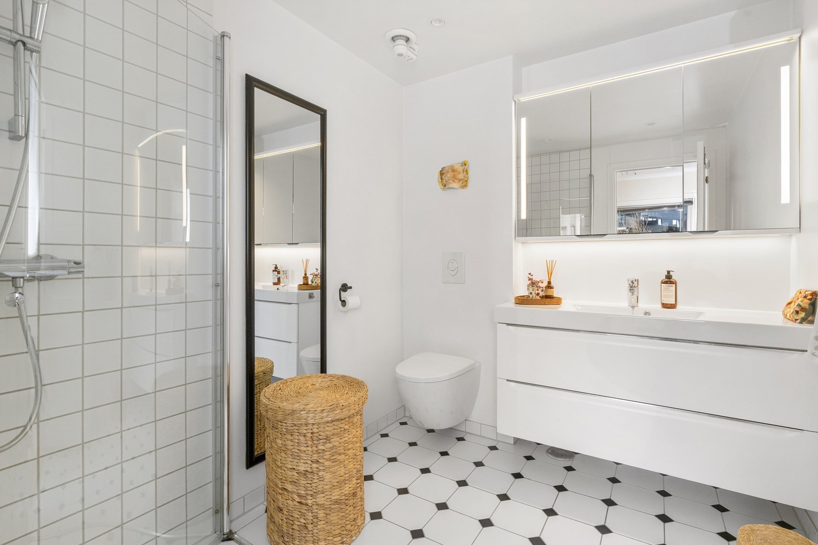 Badet ble vesentlig oppgradert i 2018, med flislagt gulv med varmekabler og fliser i dusjsonen. Galleribilde