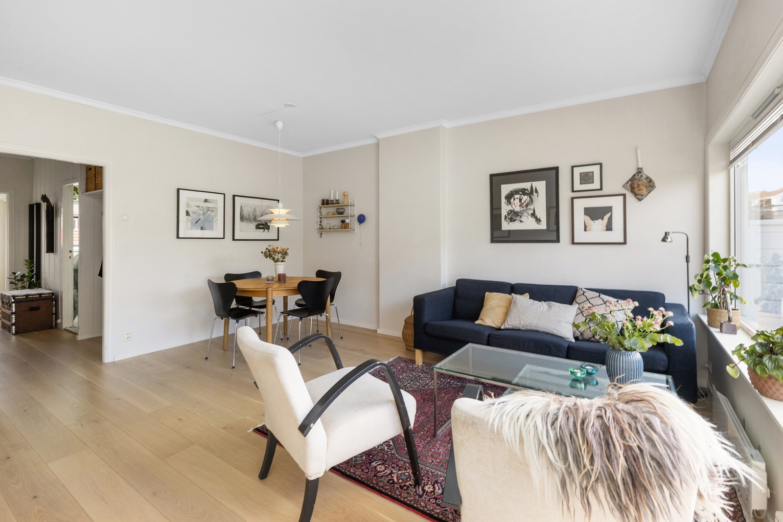 Den gjennomgående enstavs eikeparketten skaper en helhetlig og varm følelse. Galleribilde