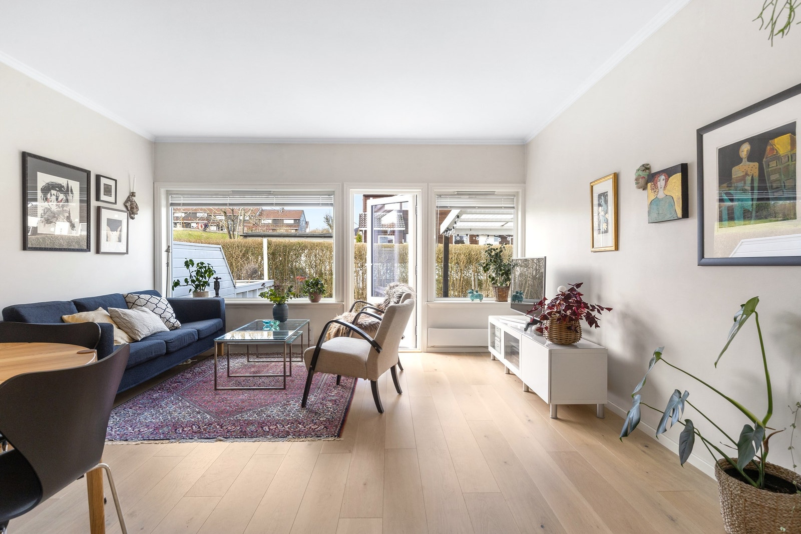 Stuen har en åpen og luftig atmosfære med store vindusflater som slipper inn rikelig med dagslys. Galleribilde