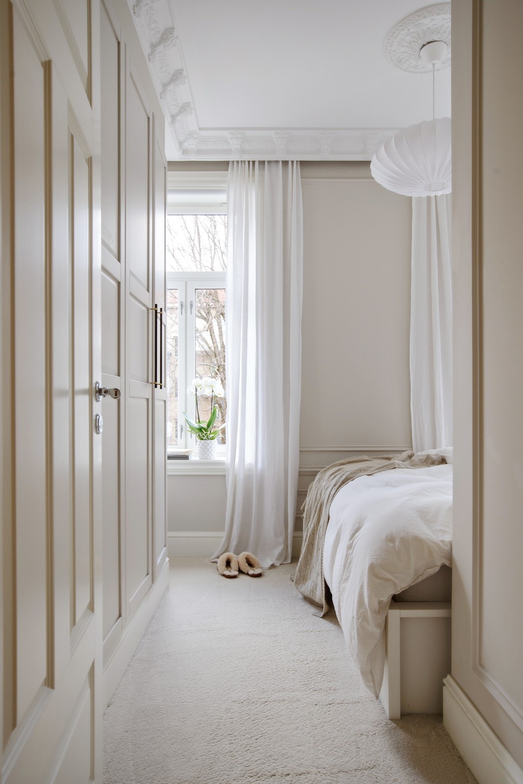 Romslig soverom med rikelig oppbevaringsplass i innebygd garderobeløsning. Dørhåndtak på garderobe er fra anerkjente Lovehandles. Det er her balkongen er tiltenkt Galleribilde