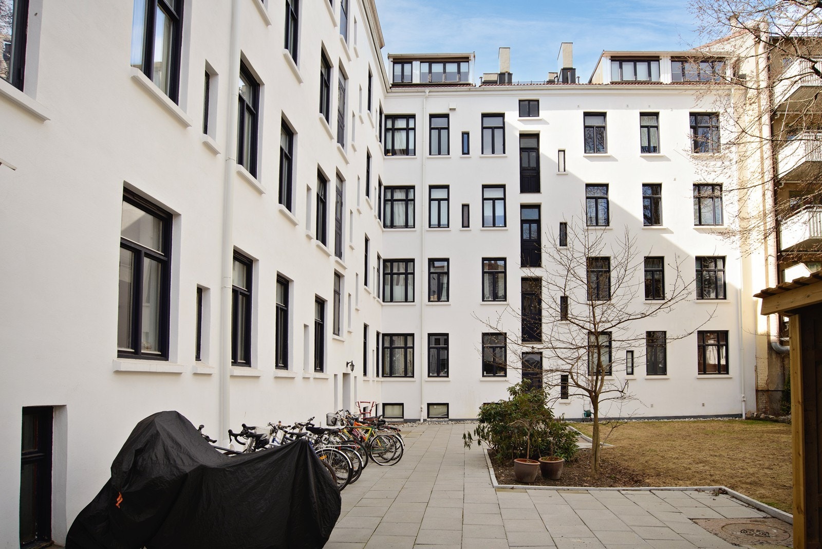 God plass til sykkelparkering i bakgård. Bakgården ble i 2025 påkostet med grøntarealer og hellesteiner Galleribilde