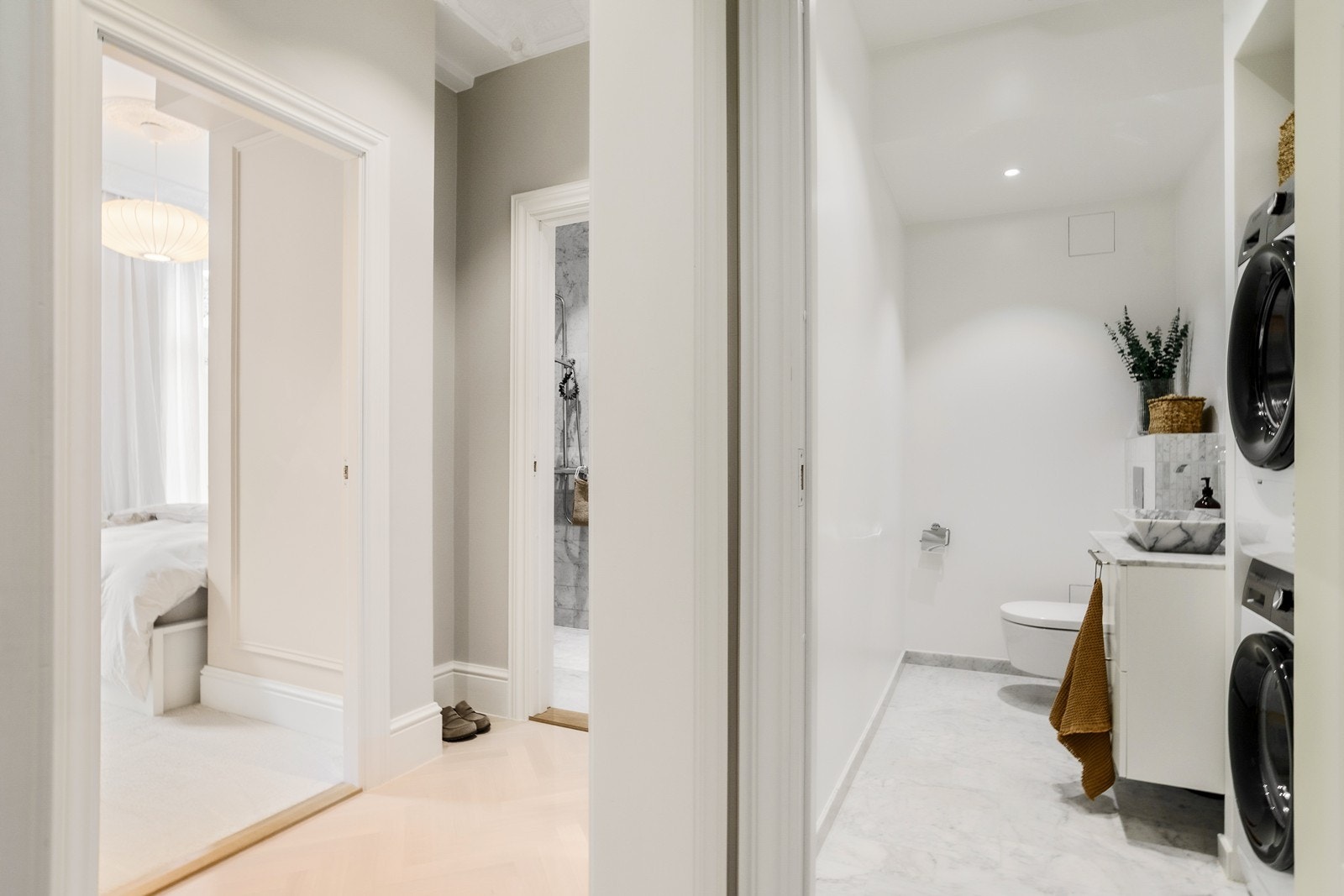 Innbydende gang/entré som deler opp boligens øvrige rom Galleribilde