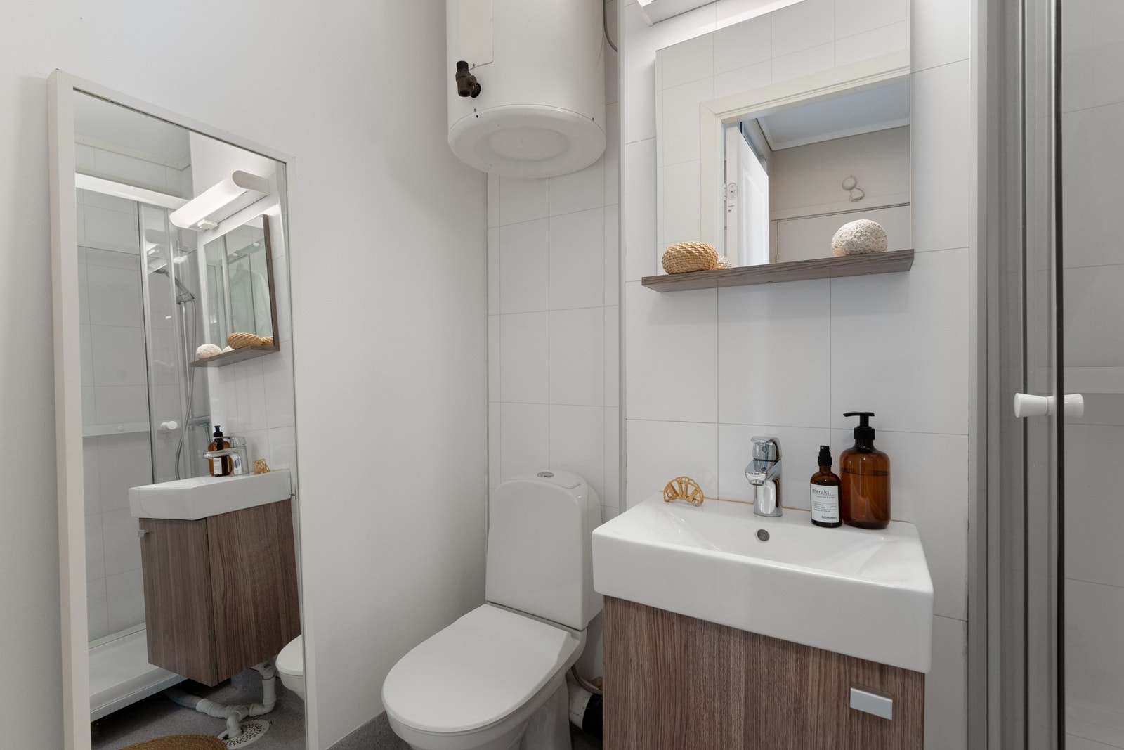 - Badet er lyst og klassisk utformet med vinyl på gulv og våtromsplater på vegger - Galleribilde