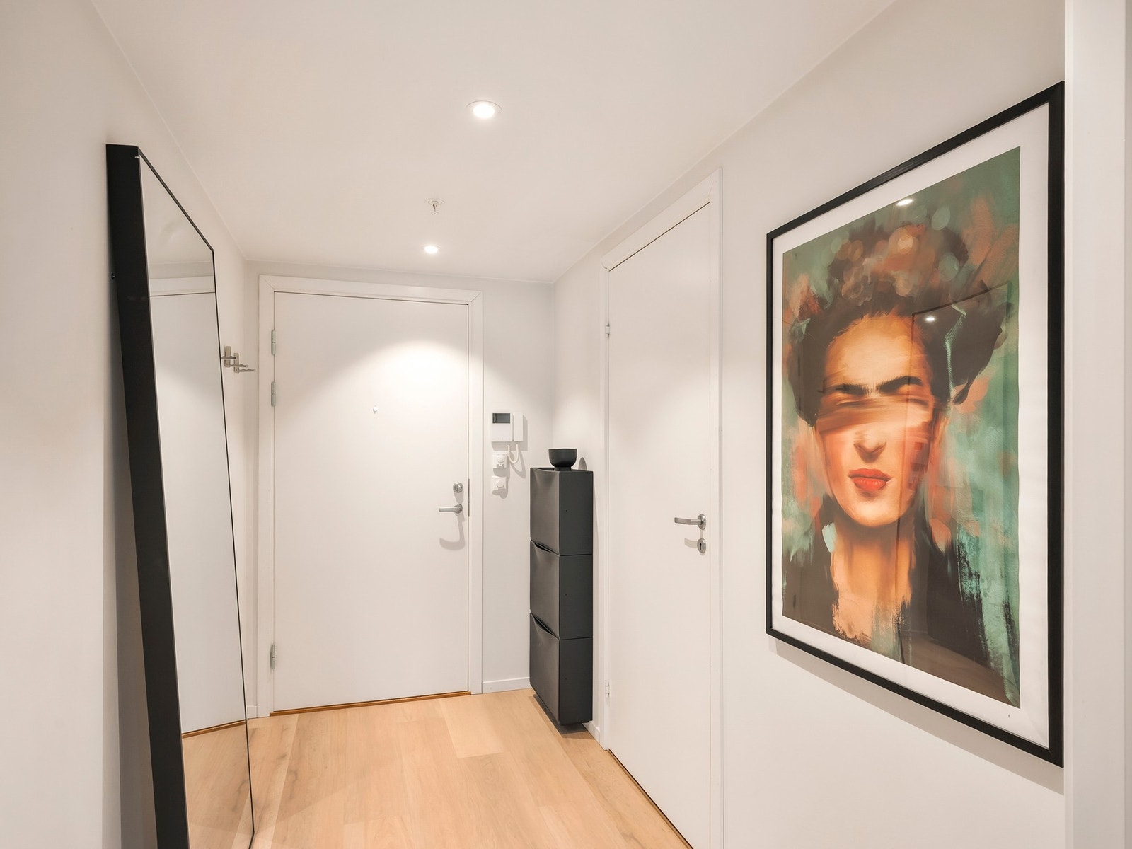 Det er installert dørcalling som gjør det enkelt å slippe inn besøkende fra gateplan. Galleribilde