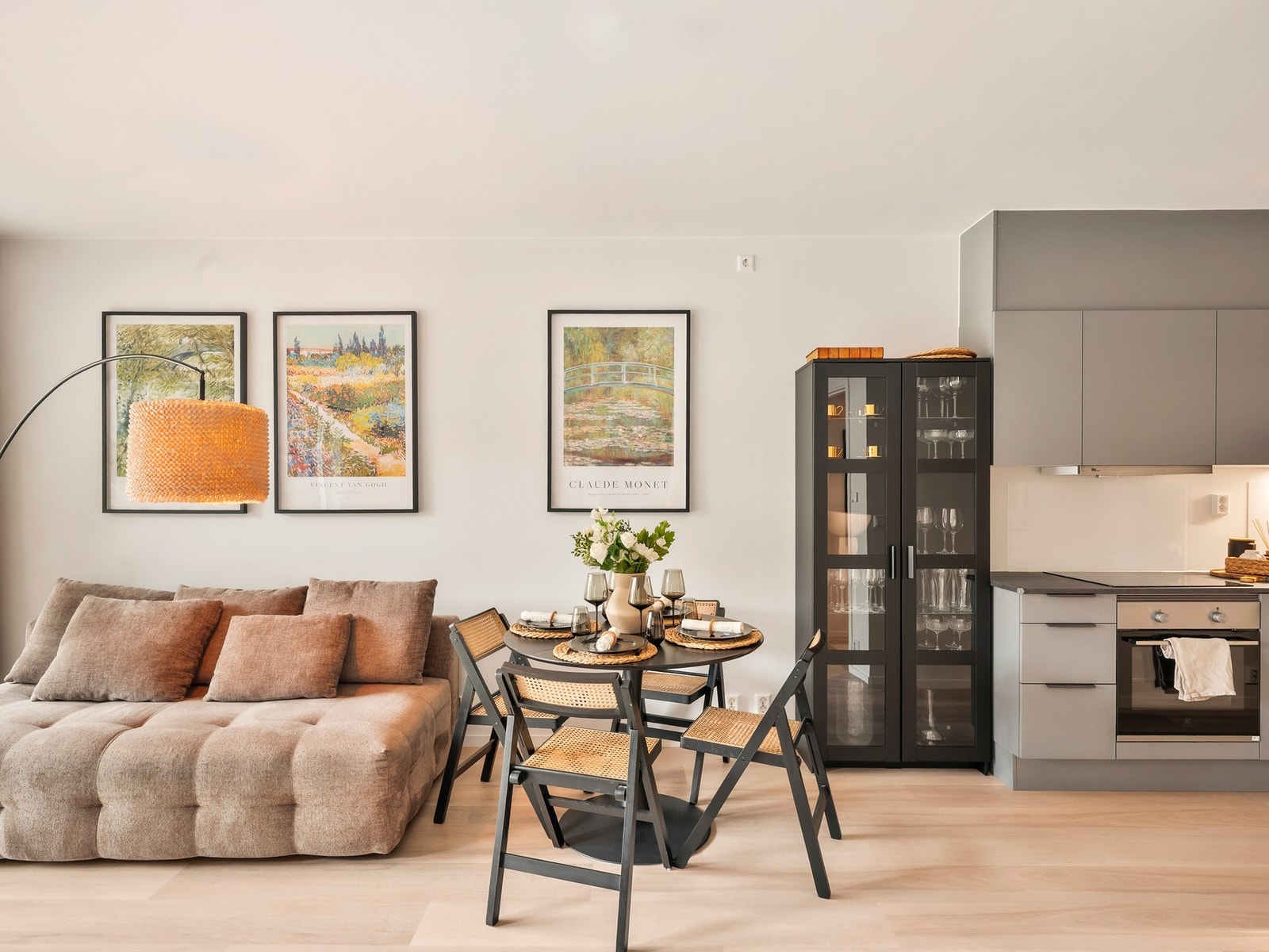 Leiligheten er moderne med lyse malte vegger og laminatgulv som gjør det enkelt å innrede etter eget ønske. Galleribilde