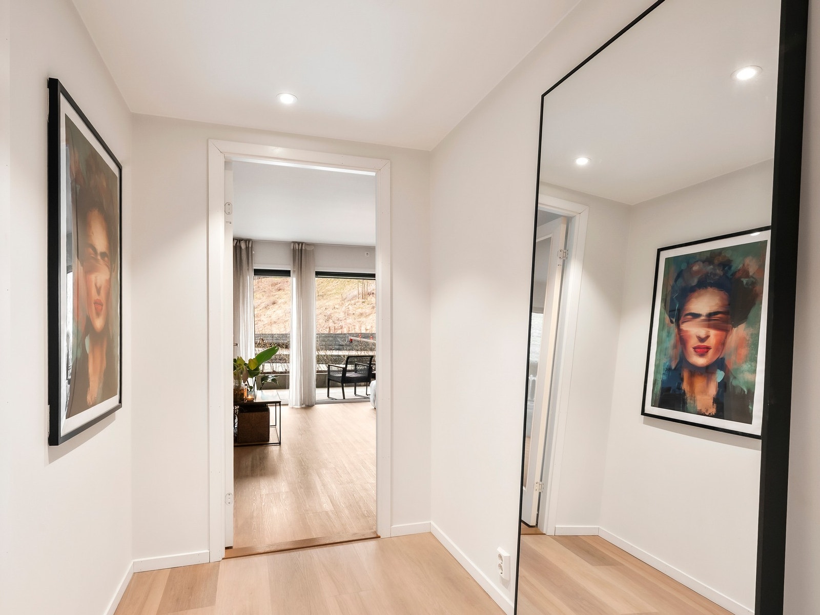 Du ønskes velkommen inn i en lys og praktisk entrè hvilket gir et godt førsteinntrykk av leiligheten. Galleribilde