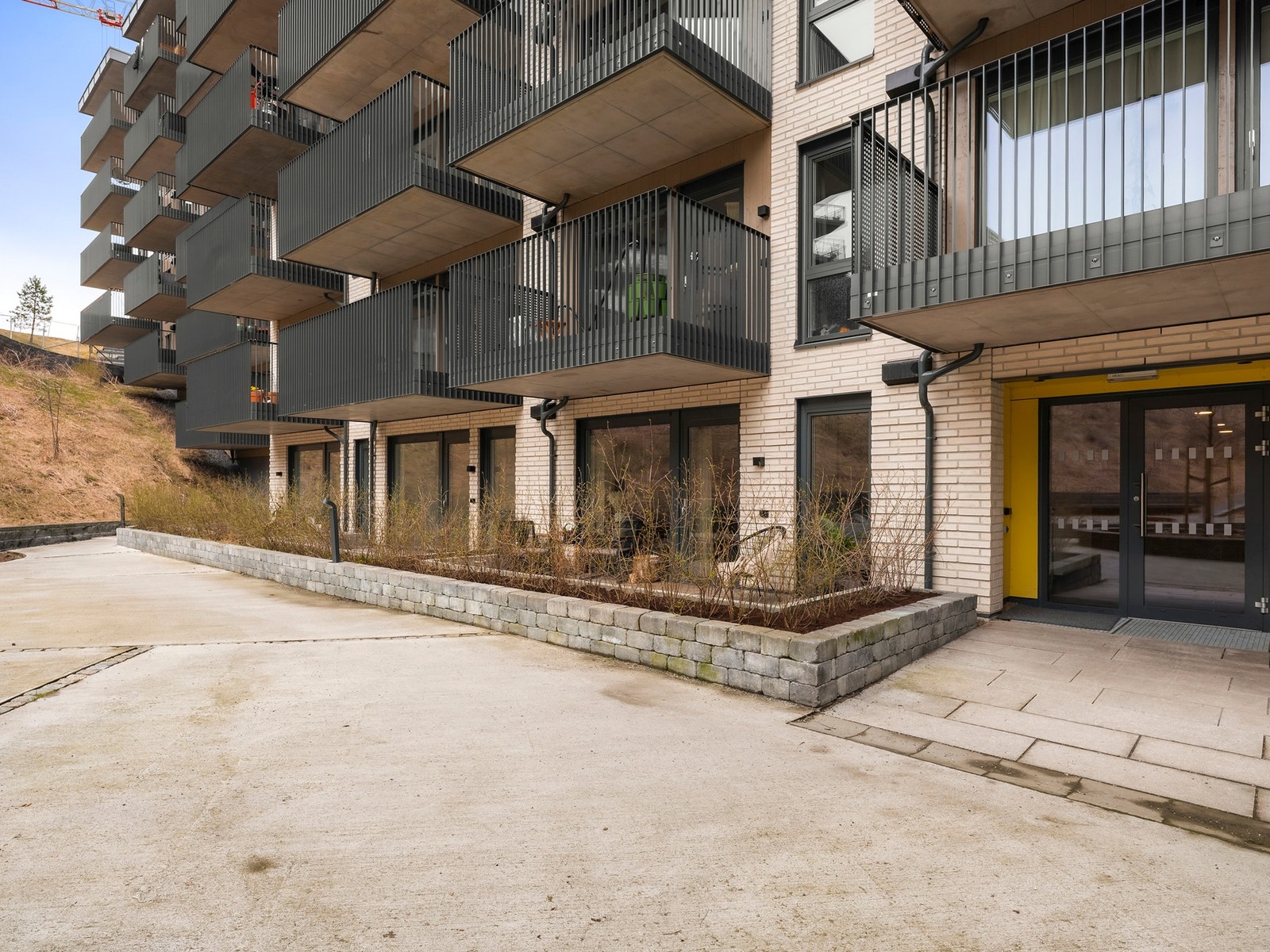 Leiligheten er vendt mot en hyggelig bakgård og har flotte solforhold. Galleribilde