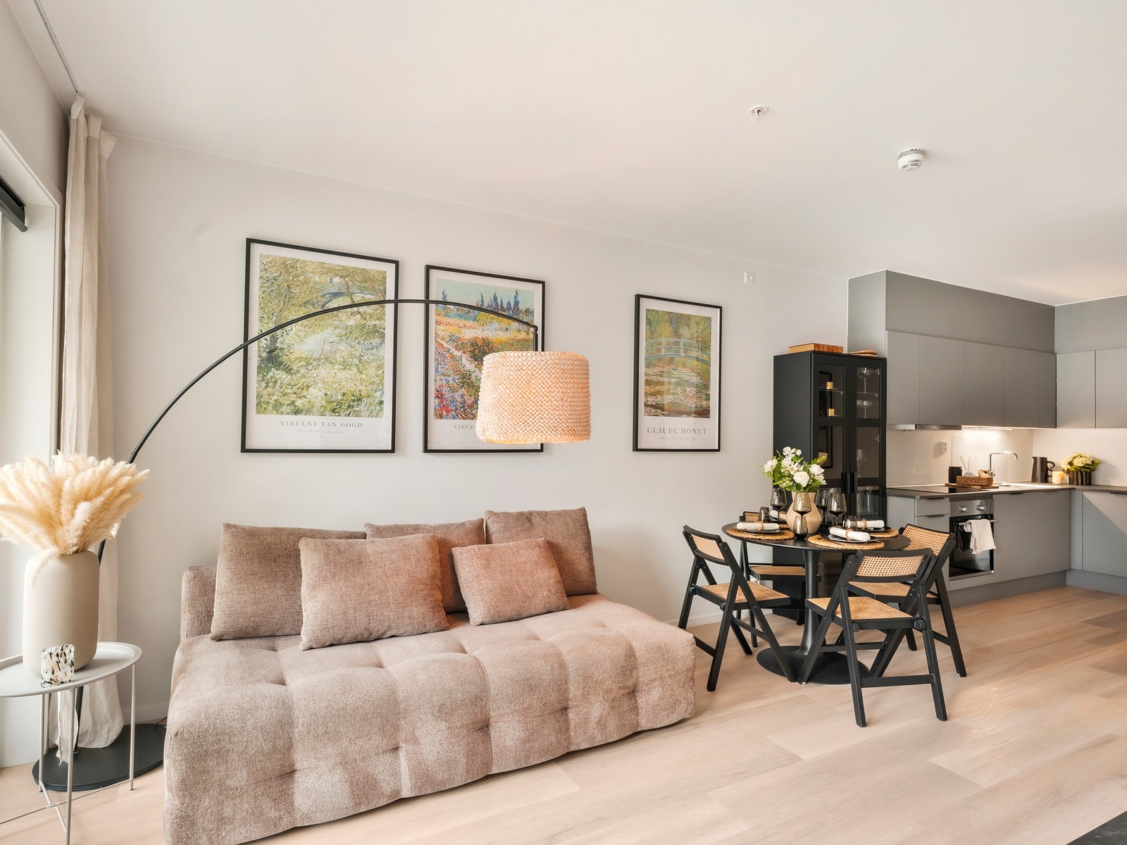 Stuen har god plass til både sofa, spisegruppe og tv møblement. Galleribilde