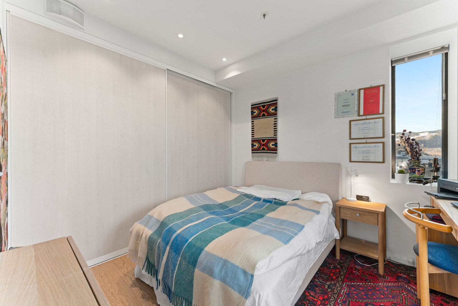 Soverommet har en god størrelse og fremstår som rolig og funksjonelt, med stor skyvedørsgarderobe som gir rikelig med oppbevaringsplass. Galleribilde