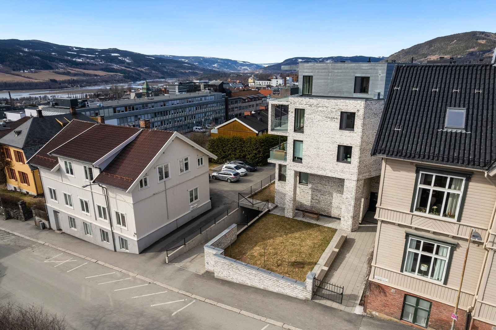 Det medfølger en garasjeplass i felles parkeringskjeller. Galleribilde