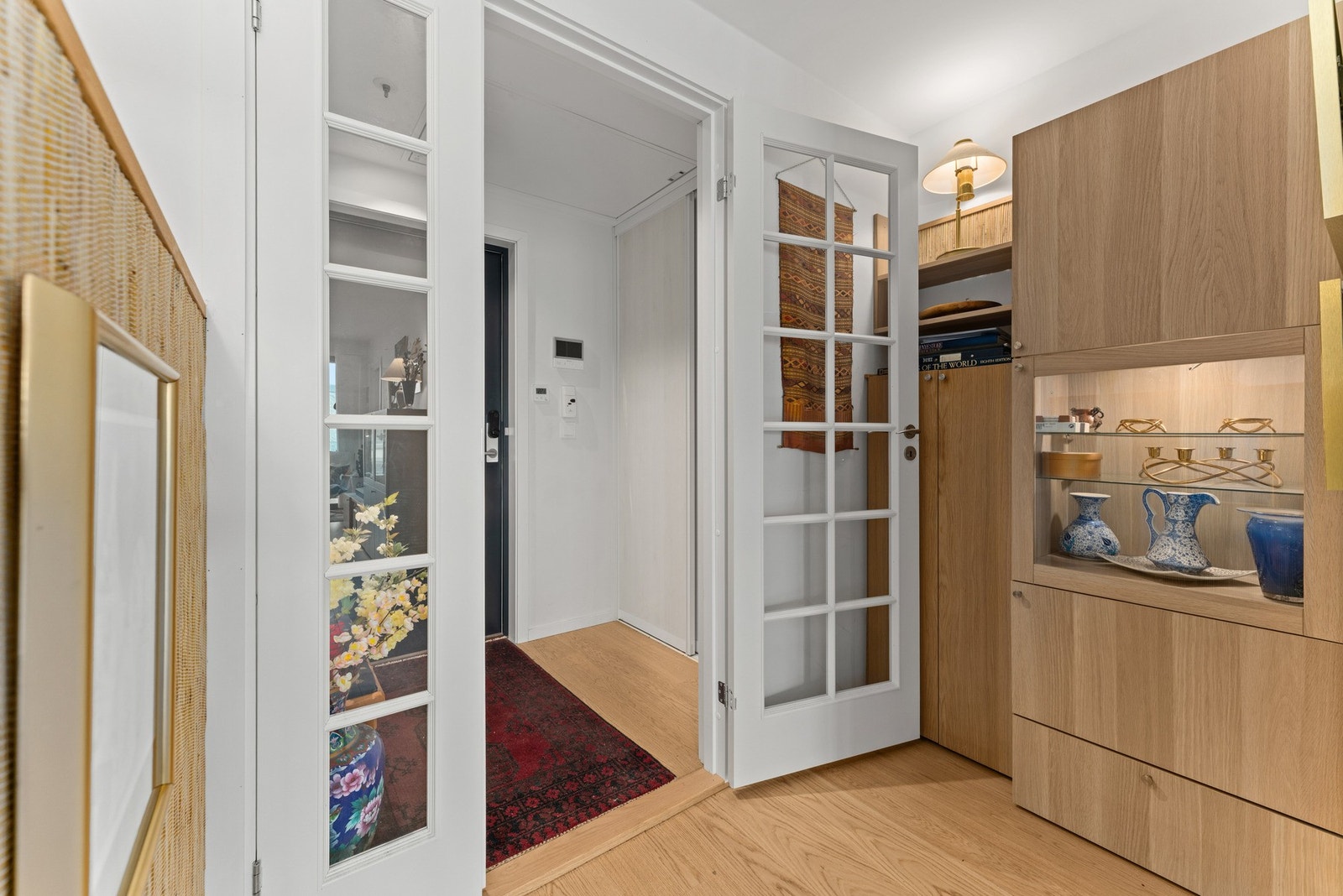 Du ønskes velkommen inn i en lys og innbydende entré med praktisk skyvedørsgarderobe og god plass til yttertøy og sko. Galleribilde