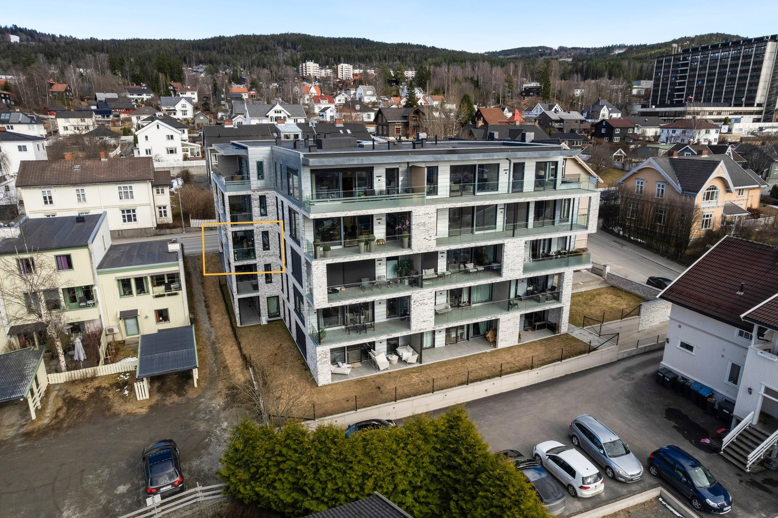 Herfra er det kun ett minutts gange til Lillehammers sjarmerende handlegate, samtidig som man har kort vei til alle sentrumsfasiliteter, inkludert skoler, barnehager, kollektivtransport, sykehus og servicetilbud. Galleribilde