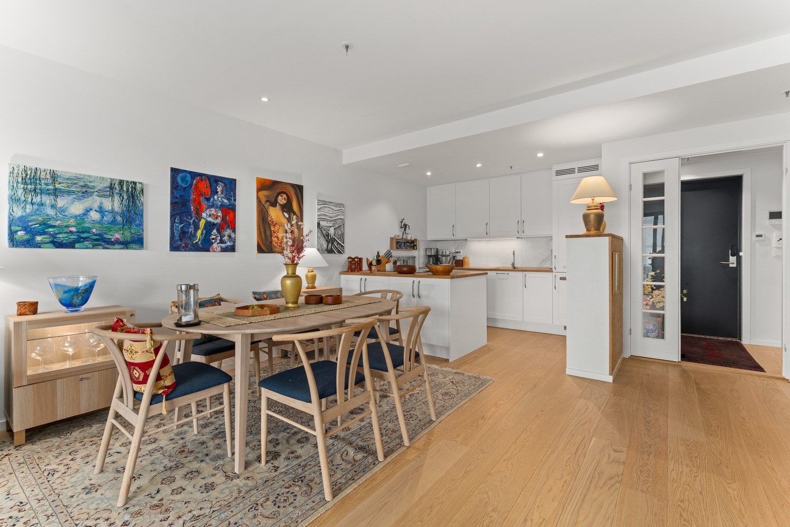 Boligen er tilknyttet fjernvarmeanlegg med vannbåren gulvvarme i alle rom, samt balansert ventilasjon som sikrer et godt inneklima. Galleribilde