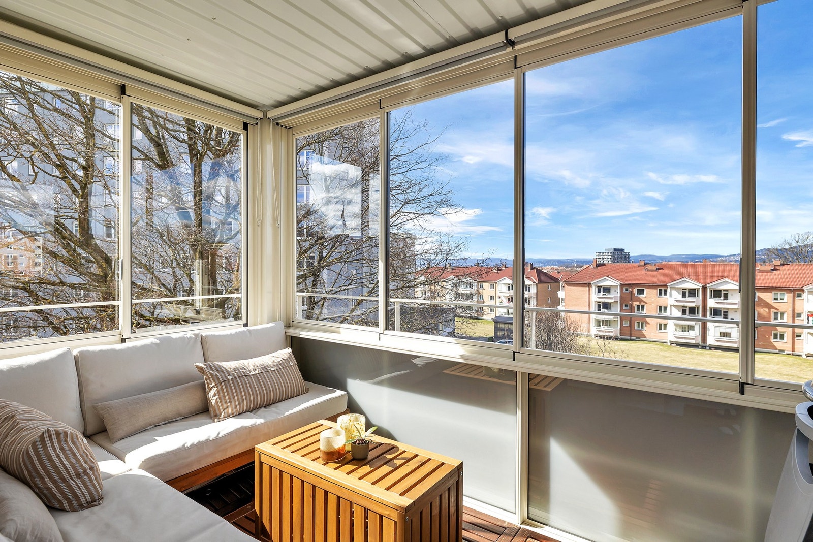 Balkongen er på ca. 7,5 kvm. Her kan man nyte fine sommerdager med venner og familie. Galleribilde
