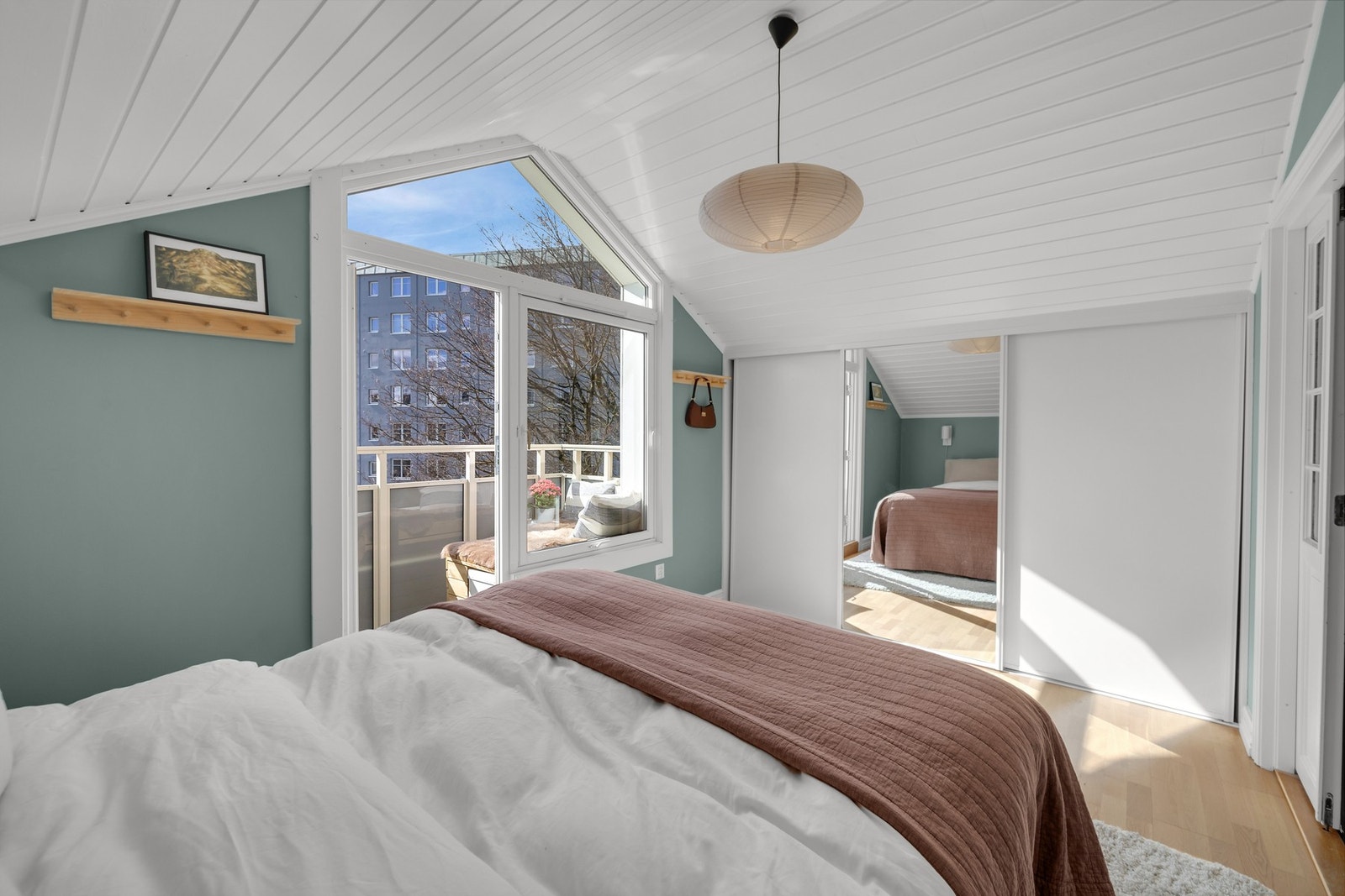 Dette rommet er utstyrt med stor skyvedørsgarderobe fra 2017 som gir rikelig med lagringsplass. Galleribilde