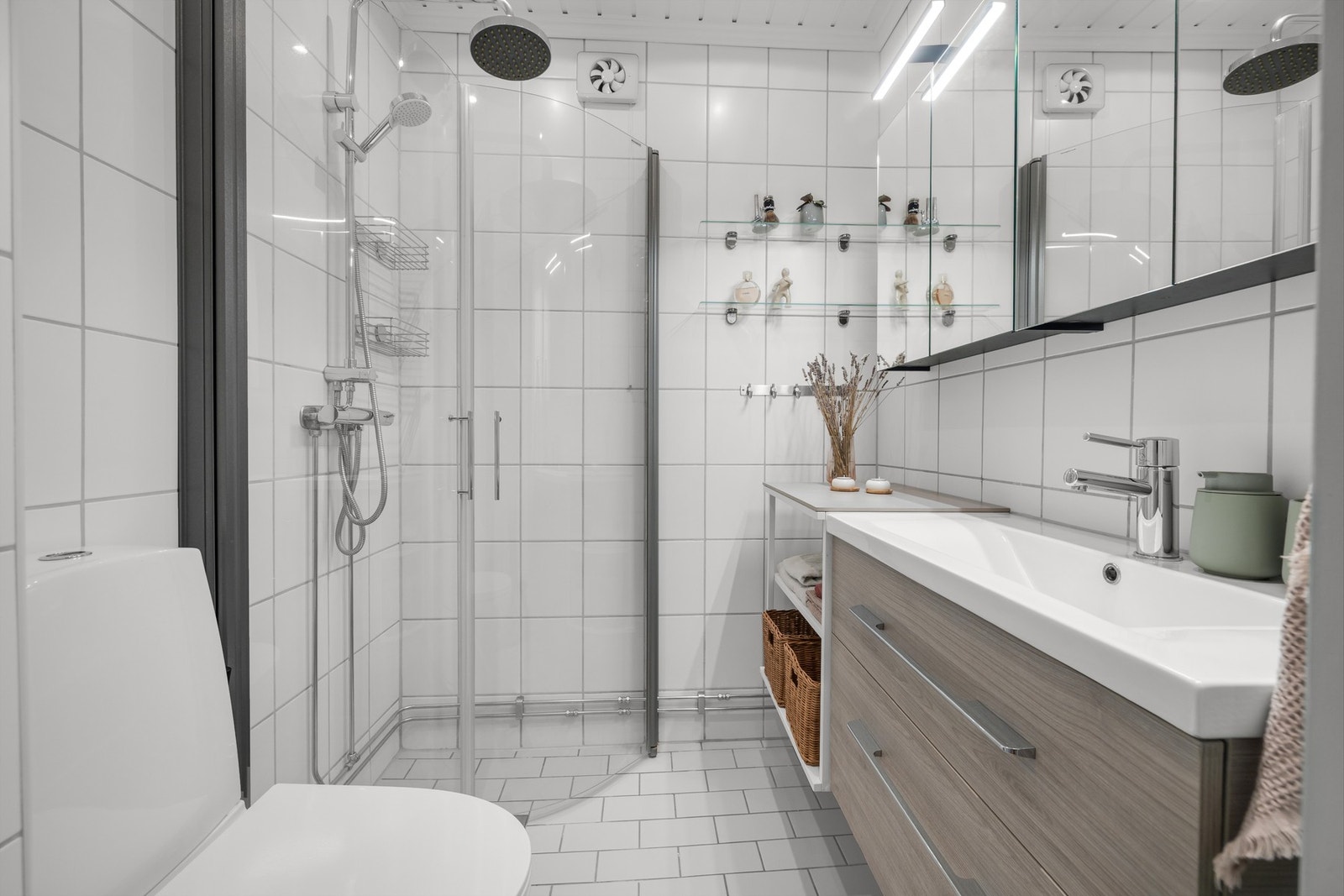 Lyst og pent flislagt bad med varmekabler i gulv. Ny innredning på badet fra 2024. Galleribilde