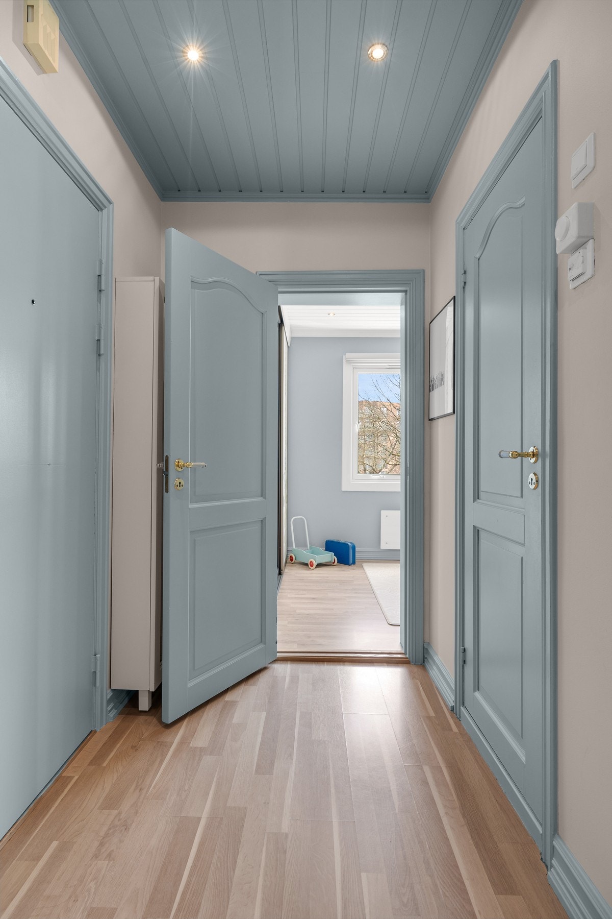 Velkommen inn til denne strøkne 3-roms leiligheten i Vallefaret 2. Galleribilde