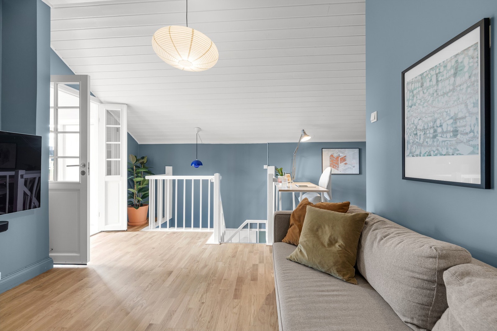 Her er det plass til sofagruppe, medievegg m.m. Galleribilde
