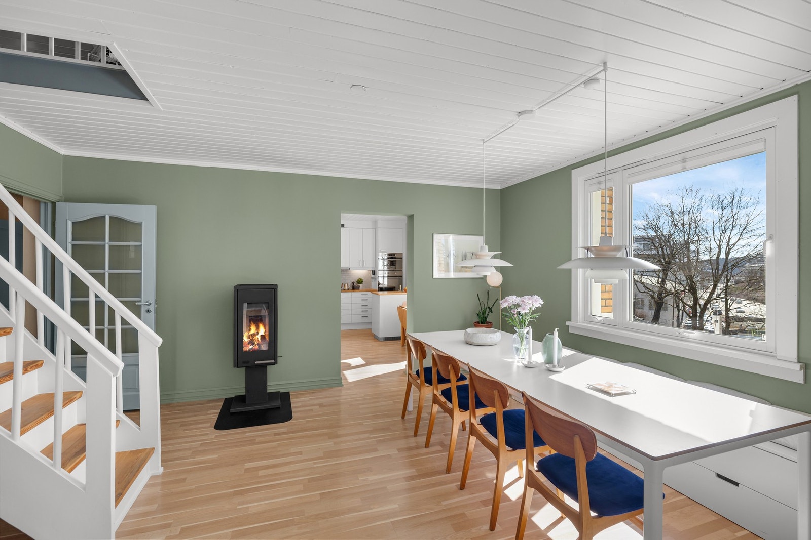 Store vinduer som slipper inn rikelig med naturlig lys. Galleribilde