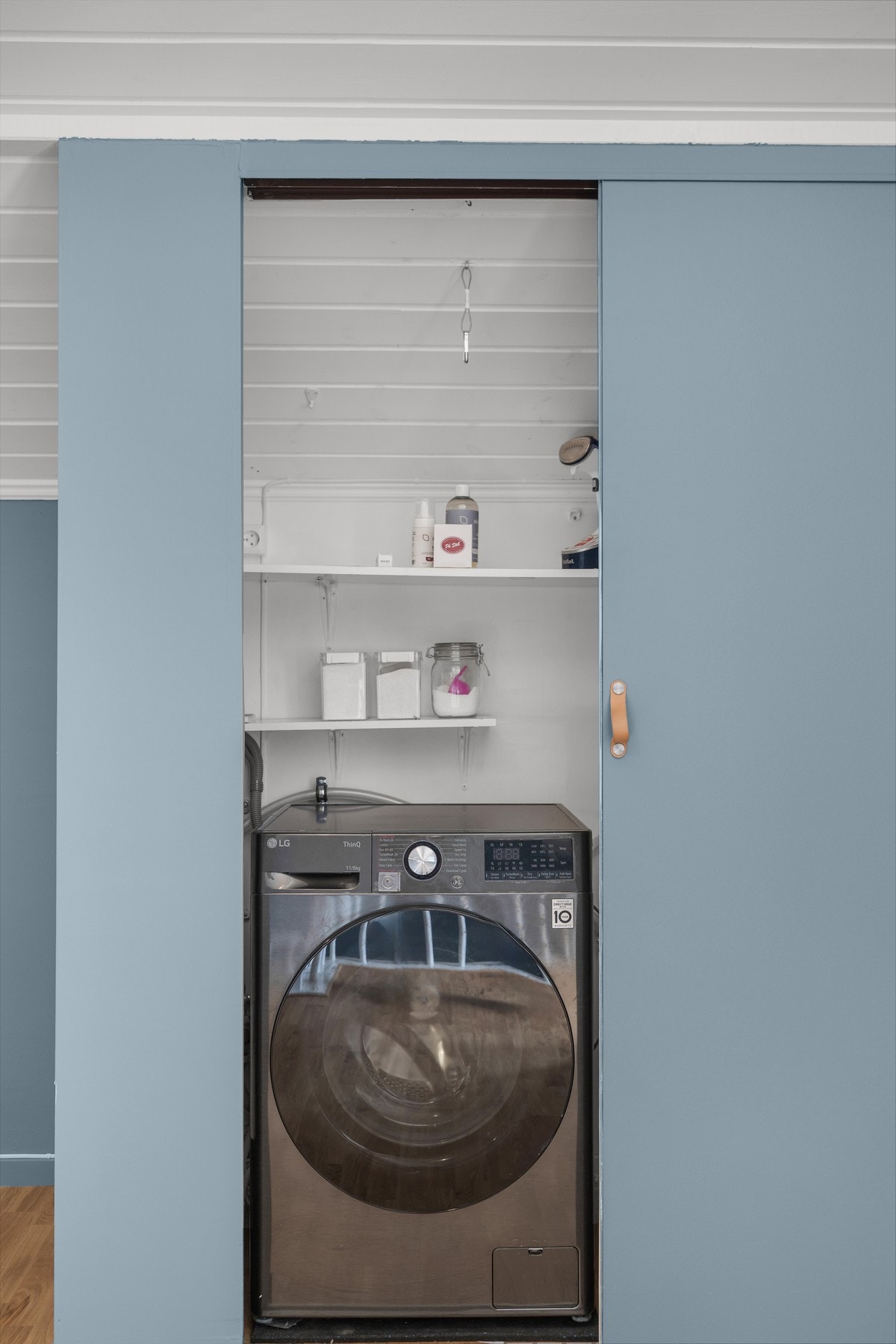 Praktisk løsning med opplegg for vaskemaskin med water-guard bak skyvedør. Galleribilde