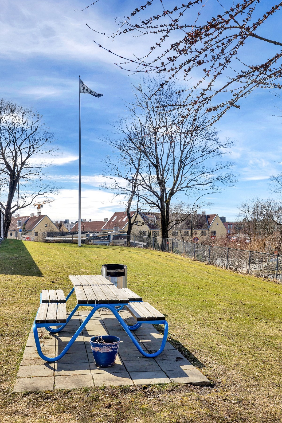 Her er det sittebenker som kan benyttes av beboerne. Galleribilde