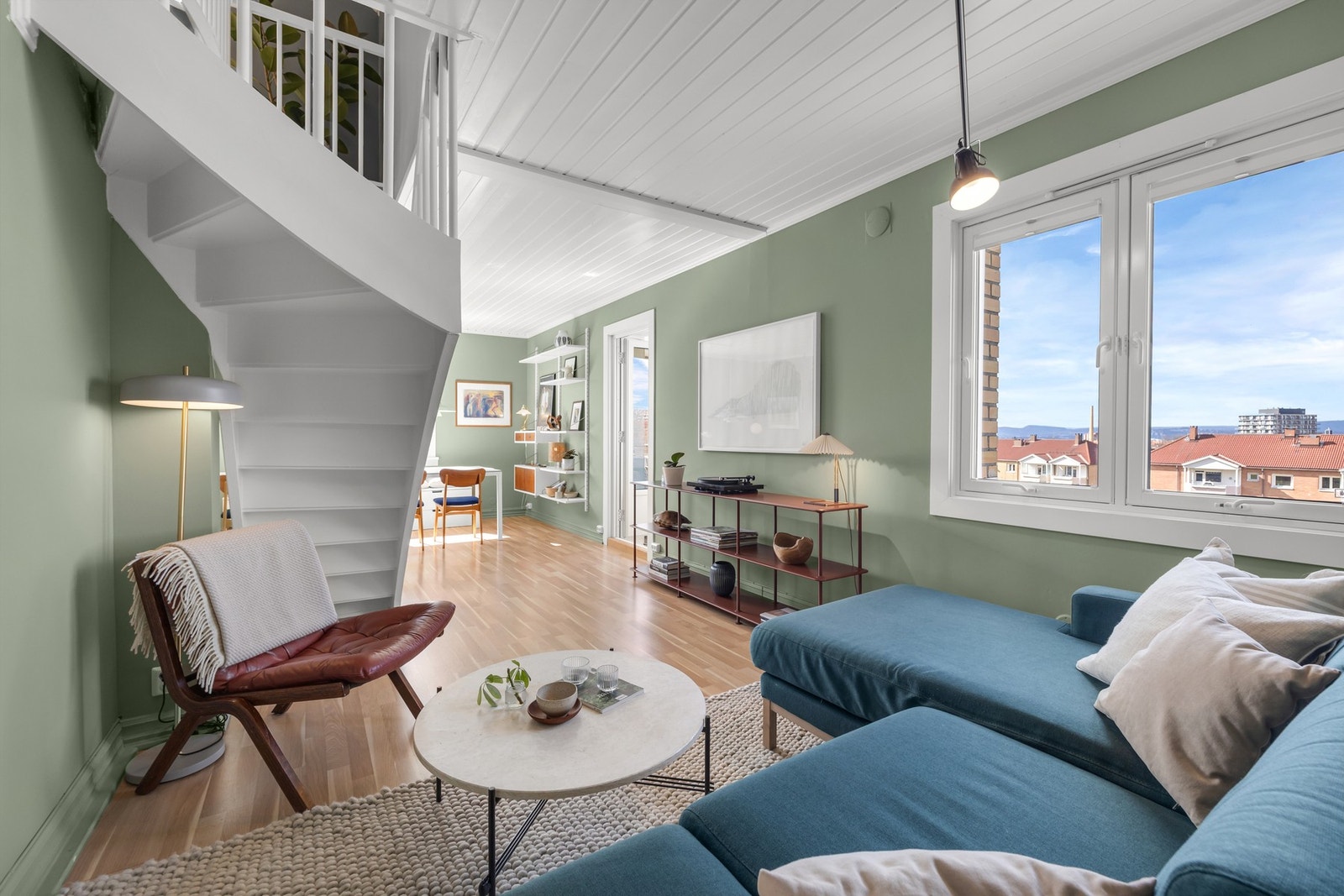 Her er det god plass til både sofagruppe og spiseområde, noe som gjør stuen perfekt for både avslapning og sosiale sammenkomster. Galleribilde