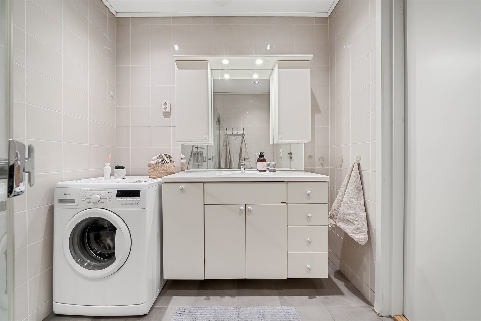 På badet har du godt med skapplass. Galleribilde