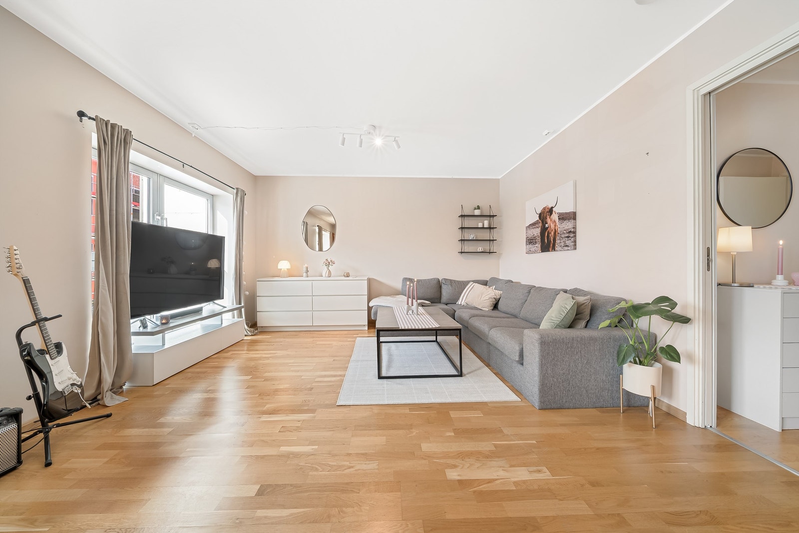 Lys og romslig stue. Galleribilde