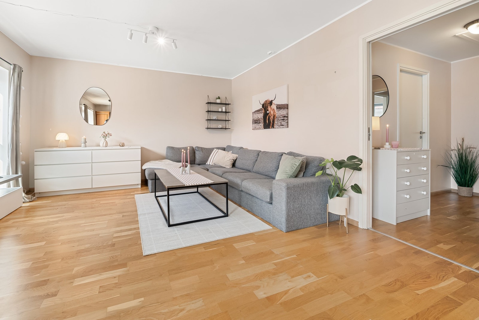 God plass til sittegruppe. Galleribilde