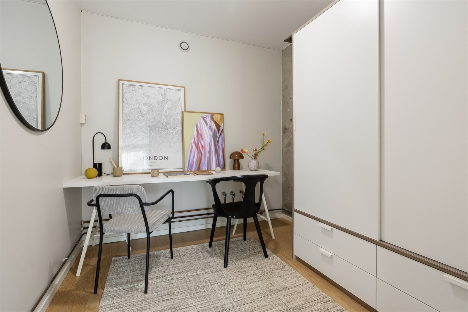 Det er meget god oppbevaringsplass i intern bod. Det bemerkes at innredningen av boden som kontor ikke er godkjent og at rommet kun lovlig kan brukes som bod. Galleribilde