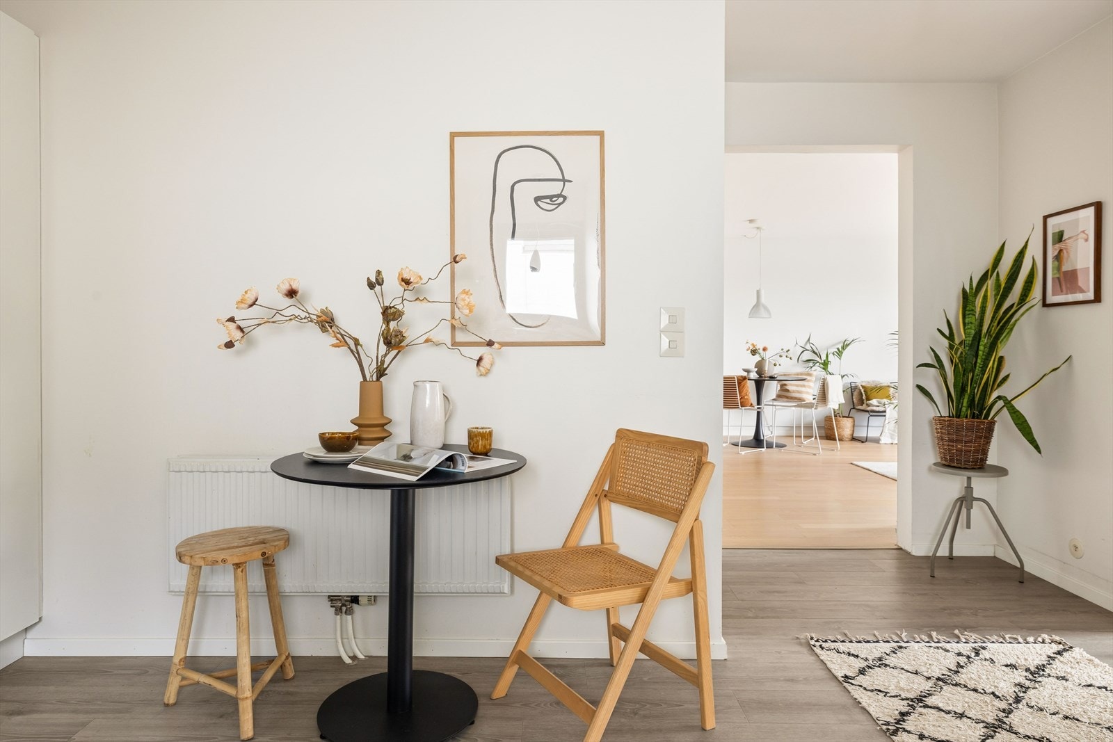 Her er det plass til et mindre spisebord hvor frokosten kan nytes. Galleribilde